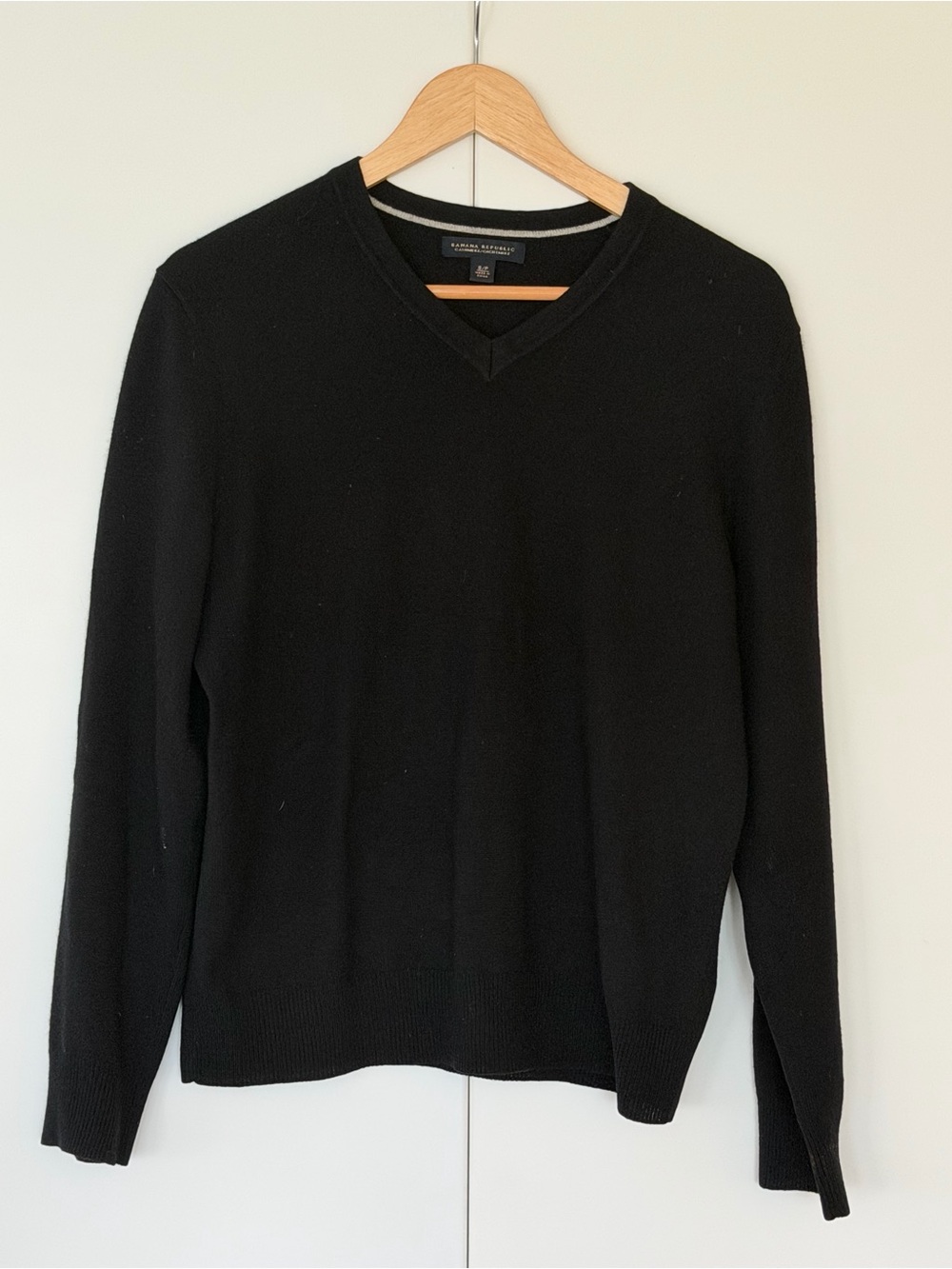 Banana Republic Men's Black Cashmere V-Neck Knit Sweater